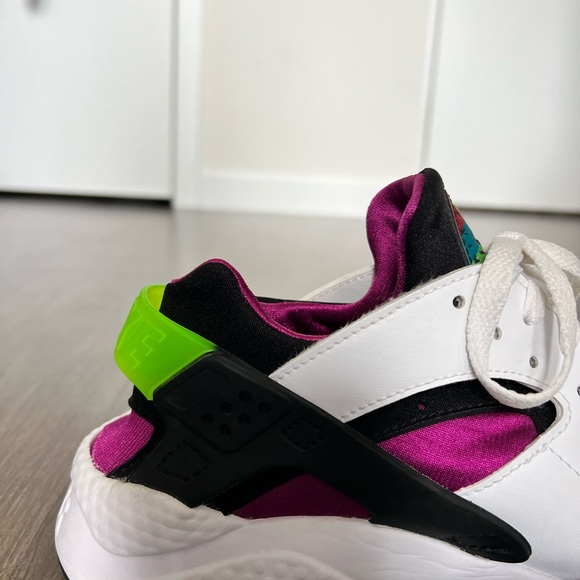 New Nike Air Huarache “Peace Love Swoosh” size 9 - Picture 6 of 10